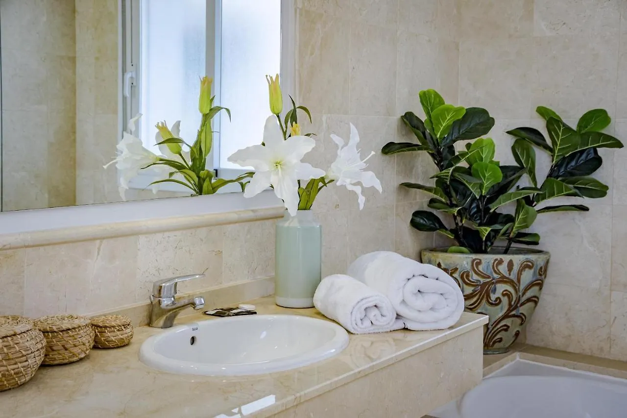 Ar23 - Holiday Flat, Puerto Banus By Roomservices Marbella 0*,  España